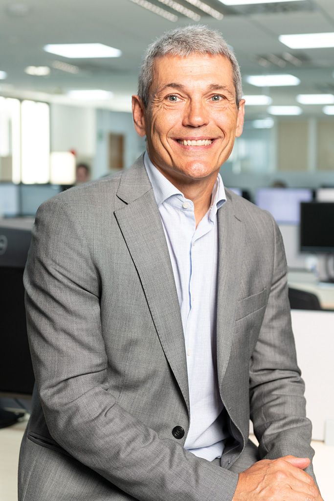 Retrato profesional de equipo en entorno de oficina Retrato corporativo de un profesional en oficina, con expresión cercana y natural para web y comunicación de empresa.