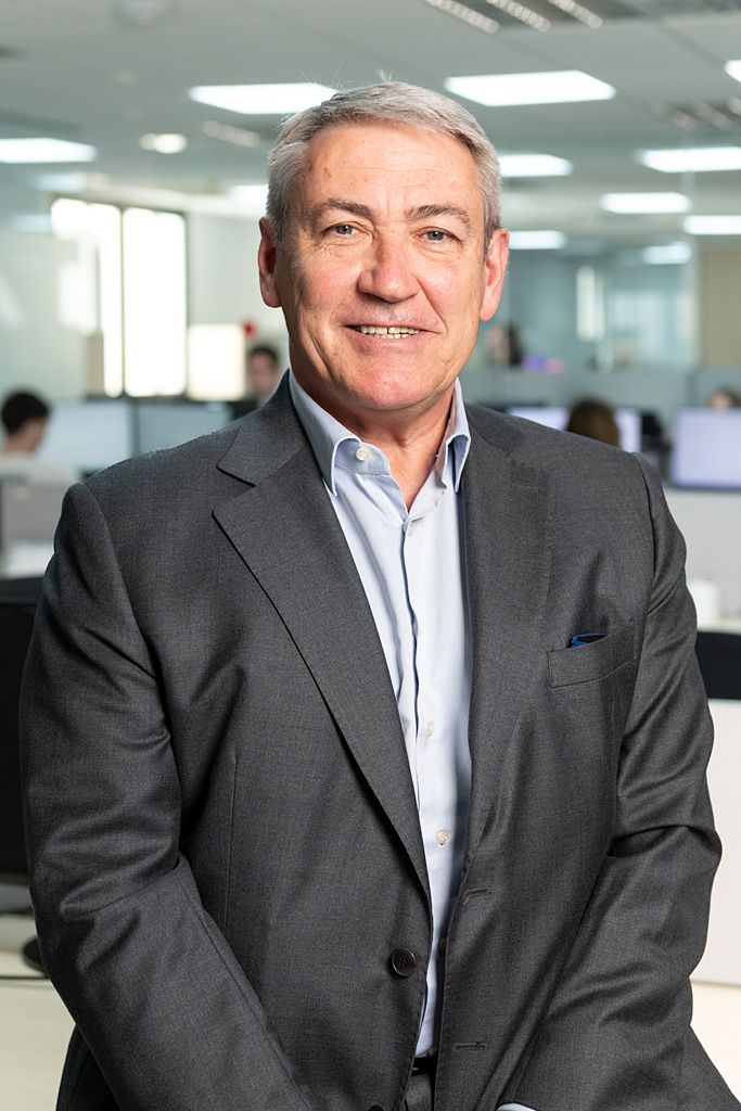 Retrato corporativo sobrio en oficina