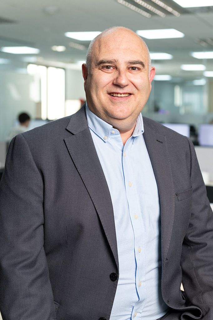 Retrato profesional de equipo en entorno de oficina Retrato profesional de un miembro del equipo en entorno de oficina, realizado para web corporativa y perfiles profesionales.