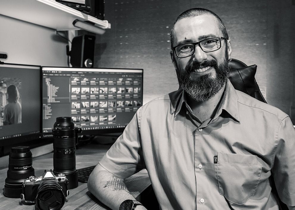 Raúl Mellado, fotógrafo para empresas en Barcelona, revisando fotografías en su espacio de trabajo